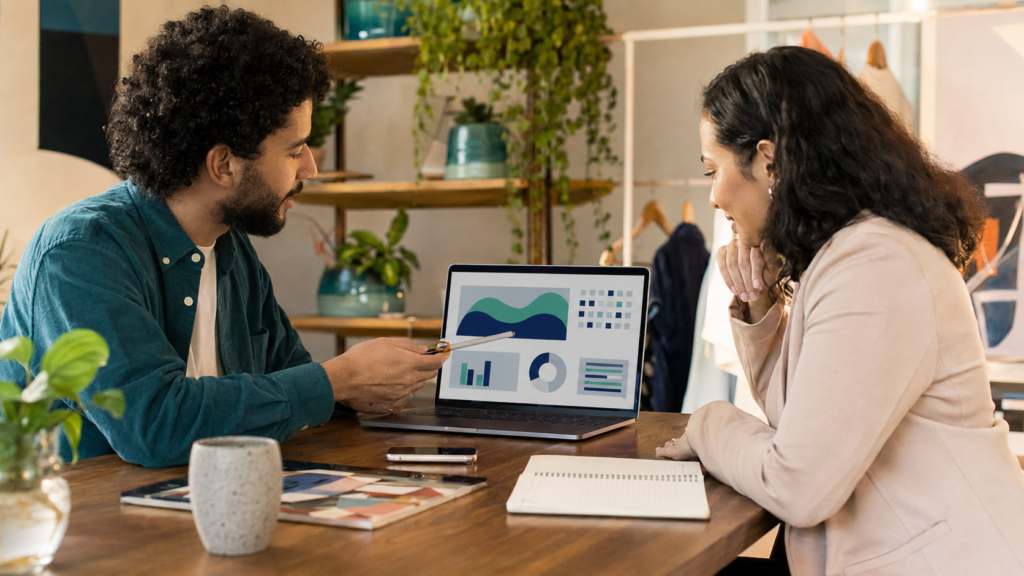 Freelancer apresentando serviços de inteligência artificial a uma cliente